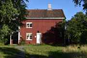 Jeg kommer til et hus som jeg tror er Lilløyplassen naturhus, alle pippipvenner møtes her av og til