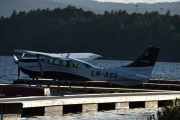 Jeg går bortover og tar bilde av neste fly, det er LN-ASR og er et Cessna U206F STATIONAIR fra 1976