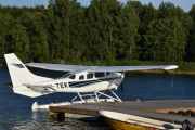 De står på rekke og rad og det er fint å rusle her, dette er LN-TEK som er en Cessna U206F Super Skywagon fra 1975