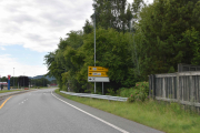 Nå har vi kommet til krysset hvor du kan ta båten over til Hurum, her var det masse trafikk i gamle dager. Husker at noen ganger gikk køen så sakte mot Oslo at vi kjørte rundt mot Svelvik istedenfor