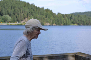Fikk ikke med logo på kapsen, men hun kler profil også. Gjersjøen i bakgrunnen