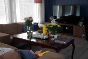 Men etter en liten stund er alle ute, så her ser du nå stua ferdig malt og nye gardiner