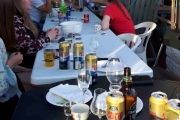 Nå går praten og alle koser seg i sommervarmen