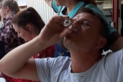 Til ære for fotografen vises det hvordan en Renault Cognac skal inntas