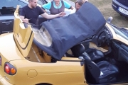 Og det er ikke hvem som helst bil, det er en Renault Megane med kalesje og barnesikring?