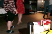 Men så må vi danse i par, jenter mot jenter og gutter mot gutter og da blir det for mye for meg