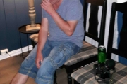 Langt på natt sitter jeg og halvsover på en stol og de har lagt krem i hånden min og kiler meg på nesa. Her ser dere resultatet, god natt folkens