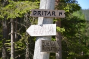 Et skilt vi fant litt oppe i stien viser nok veien til doen? Vi tok løypa Bratta-Blåenga