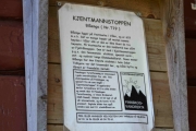 Nå er vi nede igjen og det er satt opp en skilt ved hytta på siden av tårnet. Litt historie og informasjon kan ikke skade