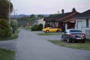 Vi tar en tur utenfor og sjekker omgivelsene. Helt greie biler i gata selv om det ikke er Renault