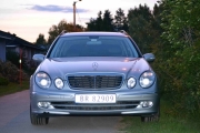 Et par av gjestene som er her kom med en staselig Mercedes, måtte ta et bilde av den også da selv om det er laangt unna Renault