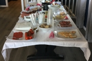 Tapas står på menyen i dag, noe er grillet ute og noe er laget inne. Så har vi faktisk et skilt foran hvert valg som forteller oss hva vi forsyner oss med.