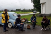 Men så blir jeg rørt, kjenner dere igjen karen med en av sine mange Renault-er? Han var med han også, er det fordi han har så langt hår og at han går som en dame?