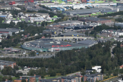 Jeg kaster meg ut av vinduet og tar et bilder bakover, og det jeg ser er Alnabru-senteret