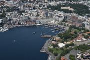 Vi flyr videre over brygga foran Rådhuset