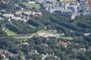 Her kommer hintet, den står i en park