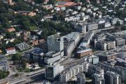 Ja hvor er vi nå? Dere ser togskinnene som går rett over og en stor tennisbane i bakgrunnen