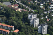 3 høyblokker og en skole i bakgrunnen, denne burde være lett