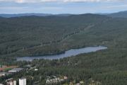 Så hvis vi er over Grefsen og ser innover i marka, ser vi et vann. Det flyr forresten en fugl over vannet