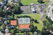 Men her er tennisbanen fatter`n spiller på, norgesmester og greier