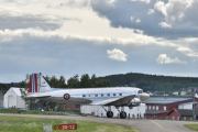 Norges eneste veteranpassasjerfly, en Douglas C-53D Skytrooper, en militær variant av Douglas DC-3, bygget i 1942/1943 er klar til å ta av