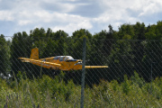 Det er LFK Flyhobbyklubb som skal lande med sin LN-LFK Saab 91B-2 Safir, og gjerde kom i veien