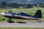 Men så ser jeg at LN-ACN Extra EA-230 fra 1984 gjør seg klar, og her oser det aerobatic lang vei