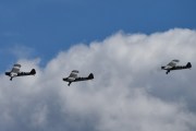 Piper L-4 Grasshopper. Jeg siterer noe jeg har lest: L-4 ble brukt til speiding, postlevering og flytting av personell bak linjene. Med piloten flyvende forfra, kunne observatøren sitte bakover vendt forover eller bakover. Med et bord for kart, skriving og radioer kunne han se bakover ut de utvidede vinduene og ringe inn observasjonene sine. En driftig Grasshopper-pilot festet til og med flere bazookaer til vingestiverne for bruk i bakkestøtte
