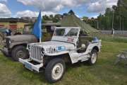 Men nå trenger jeg litt bakkekontakt, dette er en Willys fra 1950. Den er et privateid kjøretøy og du kan ta så mange bilder av den som du vil. Bak så står det en Jeep fra 1964 som kom til Norge i 1994