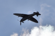 Jeg siterer: Biltemas Spitfire er versjonen LF Mk.XVIe, som er nesten identisk med den mest legendariske versjonen Mk. IX, og bygd i Castle Bromwich i 1945. Flyet ble ferdig idet andre verdenskrig tok slutt, og ble derfor aldri tatt i bruk i krig. Det ble satt bort til 1949 og fikk kun tre år i aktiv tjeneste før det igjen ble tatt ut av bruk i 1952