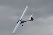 Det er den slovenske flyprodusenten Pipistrel som har utviklet flyet. Flyet har en rekkevidde på en time