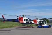Her ser vi LN-OGP bedre, og bak den har vi LN-OFB som også er en Airbus H125, men fra 2009. Disse tre helikoptrene skal få kjørt seg i dag, men se på den trekkvogna, kan den være elektrisk - Jungheinrich kanskje?