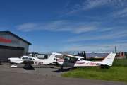 Men da fortsetter vi med fly, LN-BGT er en Piper PA-28-151 Cherokee Warrior fra 1974 og det er tre mannfolk som eier den, LN-DBR til høyre er en Cessna Aircraft 172D fra 1963 og eies av Jan Kåre