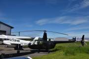 Bak helikopteret står OH-BGW som er et Piper PA-28-140 Cherokee Cruiser fra 1973 som jeg tror er dansk. Helikopteret LN-OAE er et Robinson Raven R44 fra 1997 som kanskje HelikopterDrift eier