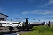 Bak helikopteret står OH-BGW som er en Piper PA-28-140 Cherokee Cruiser fra 1973 som jeg tror er dansk. Helikopteret LN-OAE er en Robinson Raven R44 fra 1997 som kanskje HelikopterDrift eier