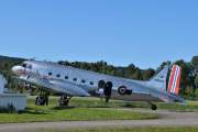 LN-WND er registreringen på dette flyet McDonnell Douglas C-53D og det er fra 1942, allerede da hadde de en nødutgang over vingen, ser dere rammen rundt vinduet?