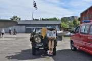 Med det utseende der, så følger jeg deg hvor som helst. Det er en Ford Jeep fra 1944 som skal guide de mannlige pilotene til rett plass. Men hva med de kvinnelige pilotene?