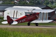 Men nå er det et fly til som skal opp i luften, det er LN-ADC som Marius eier og det står THE DE HAVILLAND SCHOOL OF FLY på siden av den. Det er et De Havilland DH 82A fra 1935 vi ser her