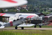 Det nærmeste flyet er LN-KAY som Lars Erik eier og det er en DeHavilland DH 82A fra 1941