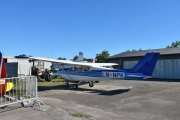 Cessna kjenner vi, men bak den er det et fly og et militærkjøretøy også, vi for se om vi kommer rundt