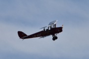 Det er en historie til dette flyet også, jeg siterer. LN-ADC ble bygget i 1935 av de Havilland Aircraft Co Ltd. i Hatfield, England. Registrert første gang den 11. februar 1935 som G-ADCG ved No.1 Elementary and Reserve Flying Training School, Hatfield. I 1940 satt i tjeneste i Royal Air Force med registrering BB731. Dette er det eldste flyet i Norge med gyldig luftdyktighetsbevis og i daglig drift