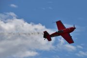 Han flyr rett fram, men flyet har en annen vinkel