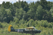 Men på Kjeller flyplass så må du følge med, her står Nedre Romerike Flyklubb klar med sin Piper L-18C Cub