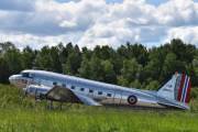 Det er mye som skjer på en gang nå, her gjør Douglas C-53D Skytrooper seg klar