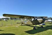 Da kan jeg vise dere flyene som står her uten forstyrrelser. Dette er LN-WNO som er et Cessna 305C fra 1957, også kalt Bird Dog som Nedre Romerike Flyklubb Veteranflygruppa drifter