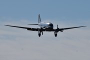 Men nå kommer Dakota Norway med sitt Douglas C-53D Skytrooper inn for landing