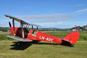 Men før den lander så tar vi en titt på denne her, LN-ADC er en De Havilland DH-82A Tiger Moth II som Marius eier