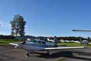 Som dere ser så står de på rekke og rad så vi bare kaster oss over neste som er en Mooney M20K og jeg tror den er fra Sverige