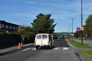 Tenkte å stoppe ved den store porten ved enden av rullebanen, men der var det et stort skilt med fotografering forbudt. Men her dukker det opp en spennende bil. Det er en Morris Minor 1000 fra 1969