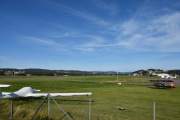 Nå kan dere se hva som gjemte seg bak det høye plankegjerdet, en tribune så jeg kom mye høyere opp. Nå blir ikke gjerde ved flyene noen hindring